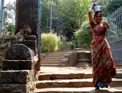 Donna che trasporta l'acqua. Mumbai, India.